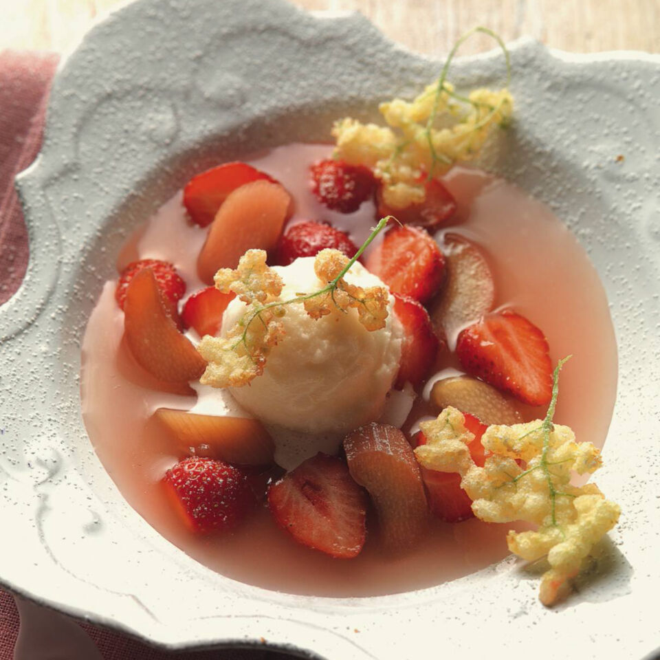 Rhabarber-Consommé mit Erdbeeren | Johann Lafer Rezept | Küchengötter