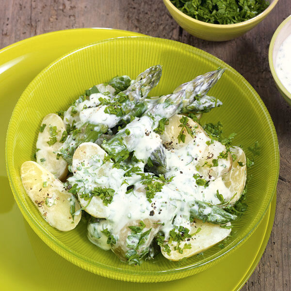 Kartoffel-Spargel-Salat mit extra viel Kräutern Rezept | Küchengötter