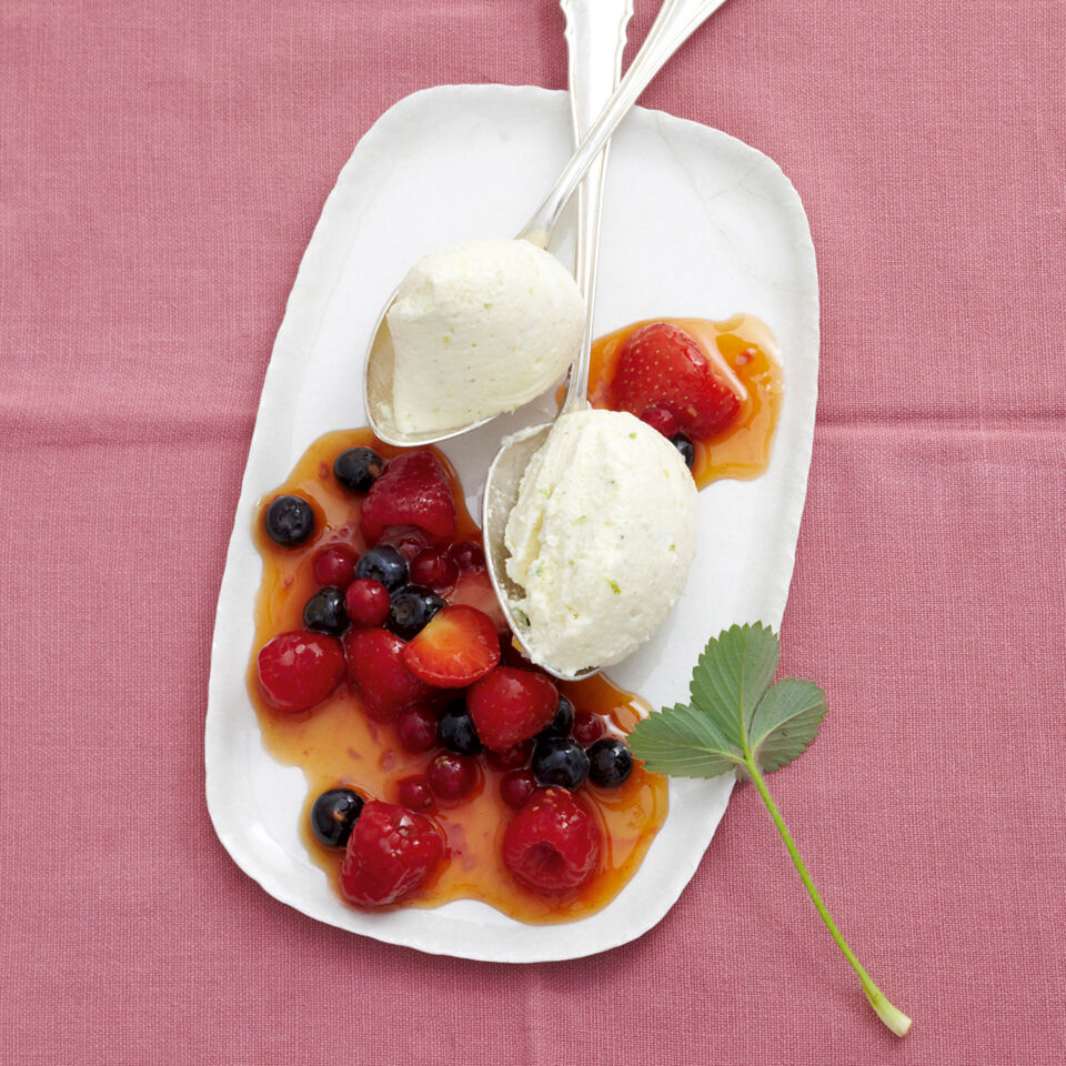 Orangen-Quarkmousse mit gemischtem Beerenkompott Rezept | Küchengötter Orangen-Quarkmousse mit gemischtem Beerenkompott Rezept | Küchengötter