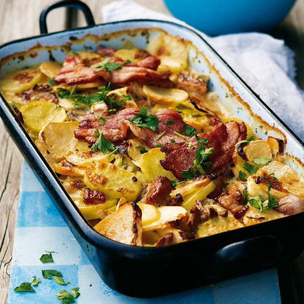 Kartoffel-Steckrüben-Topf aus dem Ofen