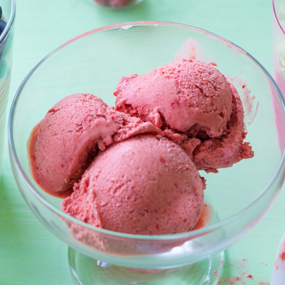 Schnelles Erdbeereis mit Fruchtaufstrich Rezept | Küchengötter Schnelles Erdbeereis mit Fruchtaufstrich Rezept | Küchengötter