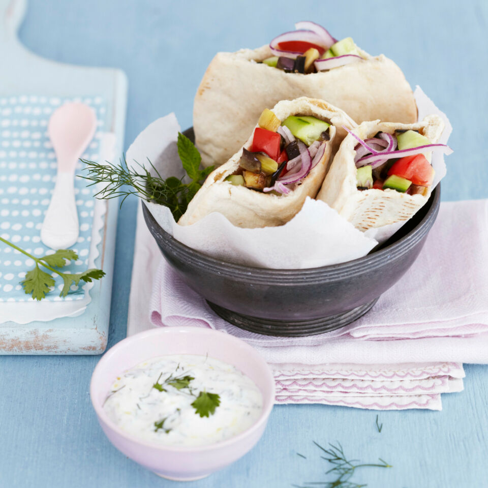 Salat-Pitas mit Kräuter-Joghurt-Dressing Rezept | Küchengötter