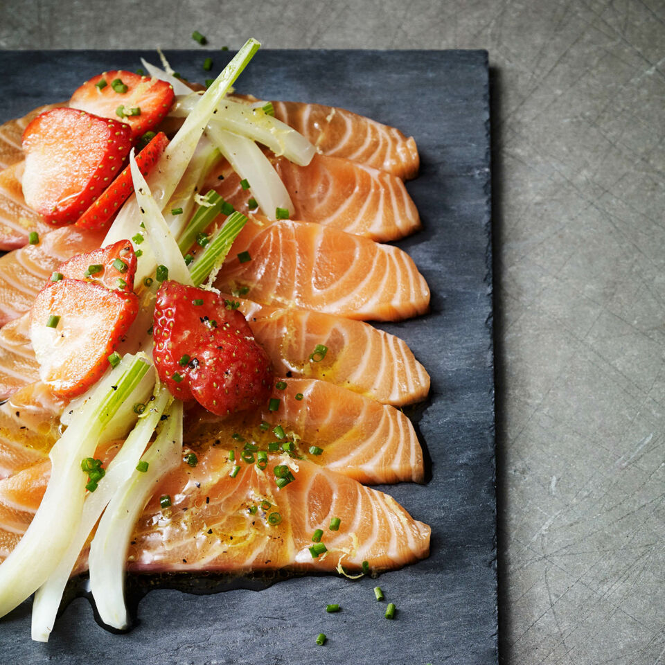 Lachs-Carpaccio mit Fenchel und Erdbeeren Rezept | Küchengötter Lachs-Carpaccio mit Fenchel und Erdbeeren Rezept | Küchengötter