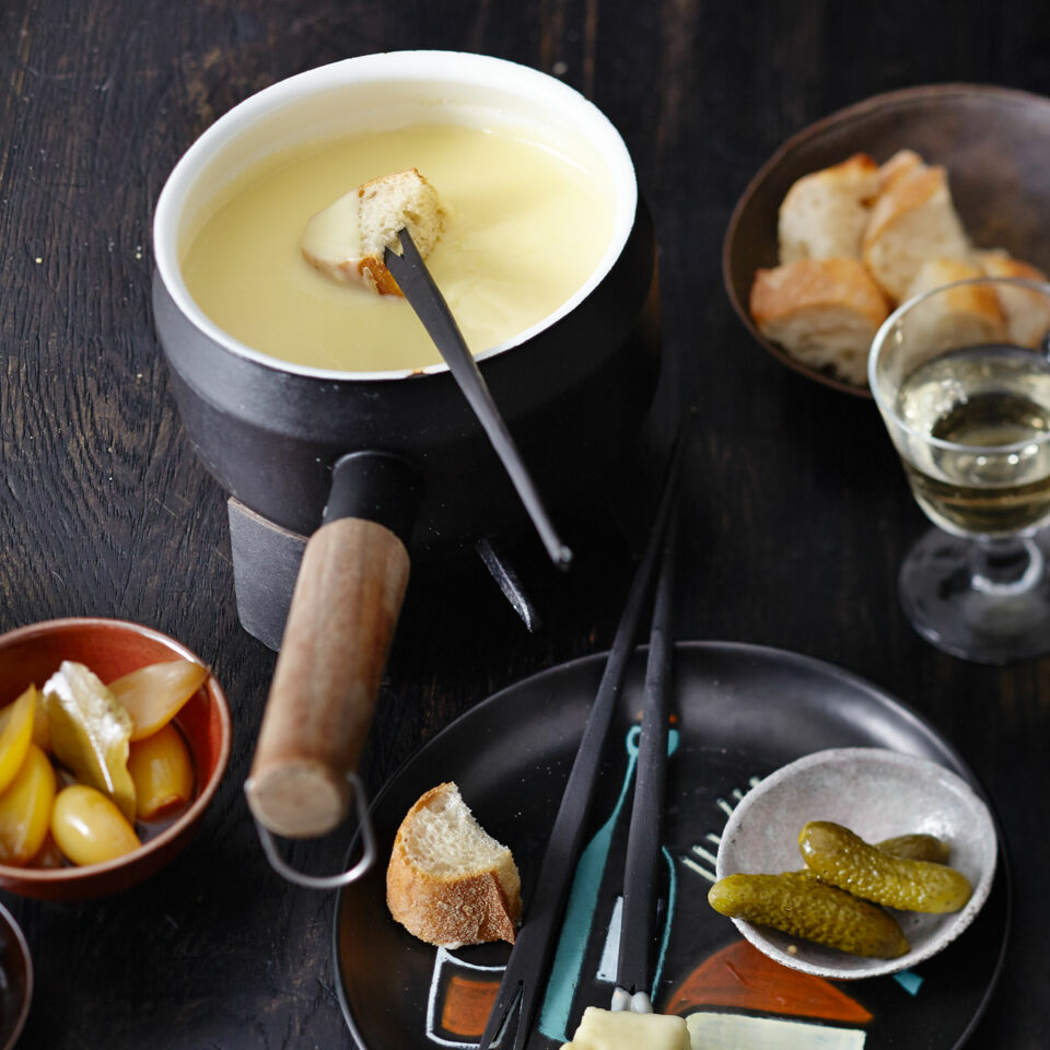 Klassisches Käsefondue mit Greyerzer und Vacherin Rezept | Küchengötter