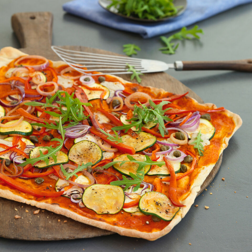 Veganer Flammkuchen mit Paprikasauce Rezept | Küchengötter Veganer Flammkuchen mit Paprikasauce Rezept | Küchengötter