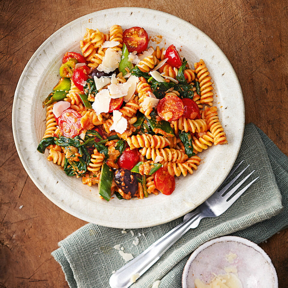 Schnelle Spinat-Fusilli mit Paprikasauce Rezept | Küchengötter Schnelle Spinat-Fusilli mit Paprikasauce Rezept | Küchengötter