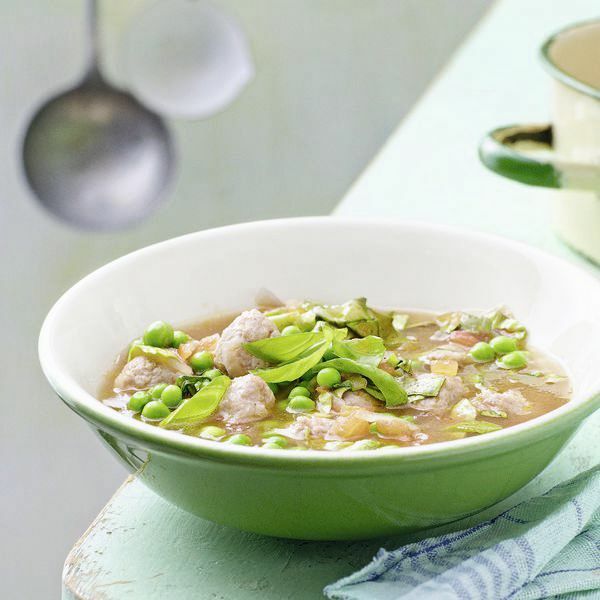 Kopfsalat-Erbsen-Suppe mit Bratwurst Rezept | Küchengötter