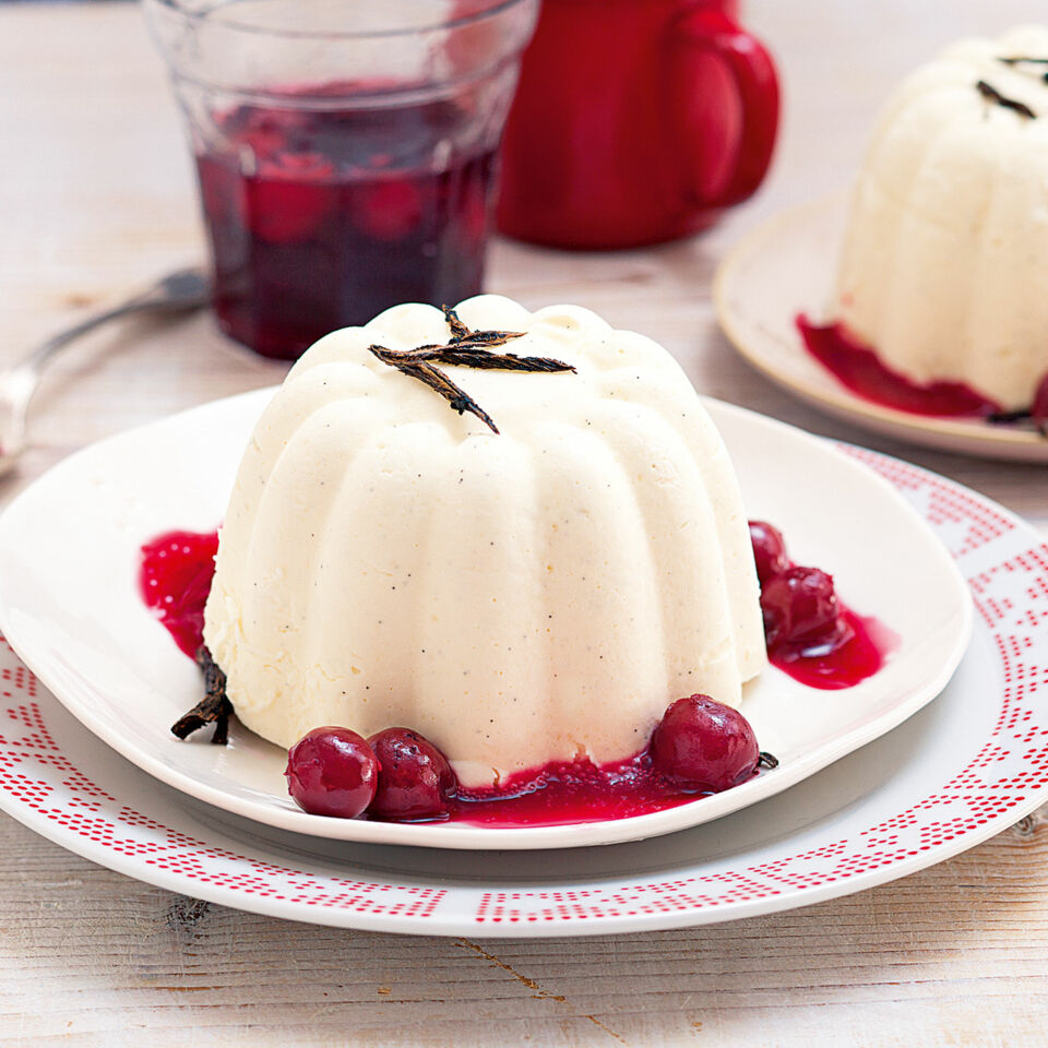 Bayerische Creme mit süßer Kirschsauce Rezept | Küchengötter Bayerische Creme mit süßer Kirschsauce Rezept | Küchengötter