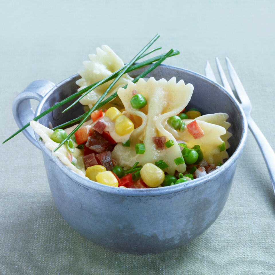 Bunter Nudelsalat mit Farfalle Rezept | Küchengötter Bunter Nudelsalat mit Farfalle Rezept | Küchengötter