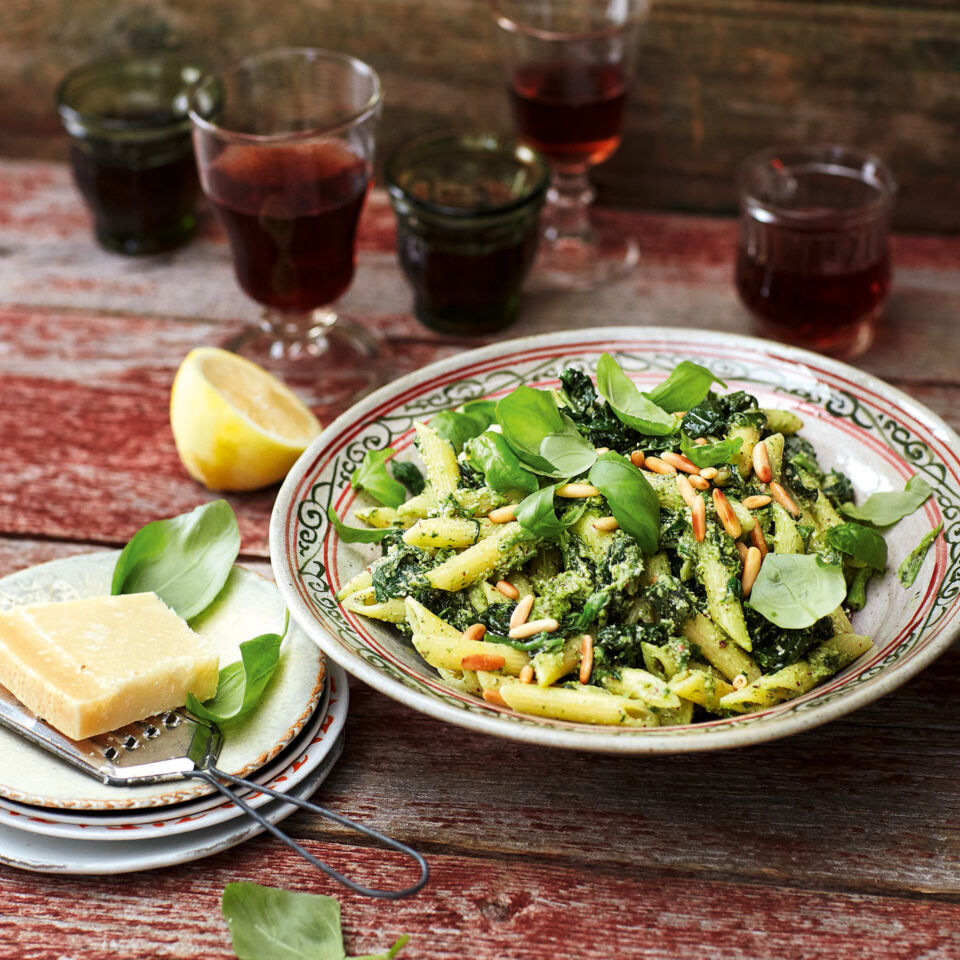 Pasta-Spinat-Salat mit frischem Basilikum-Pesto Rezept | Küchengötter