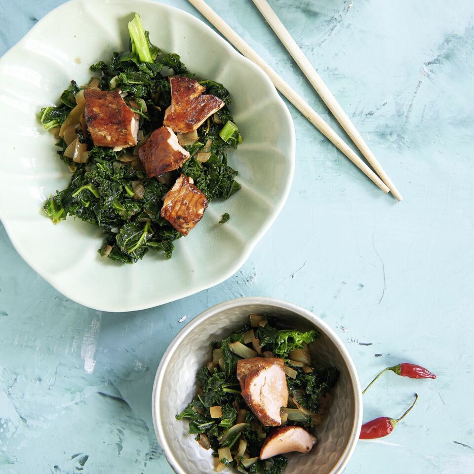 Asia-Grünkohl mit Lachs | Küchengötter Asia-Grünkohl mit Lachs | Küchengötter