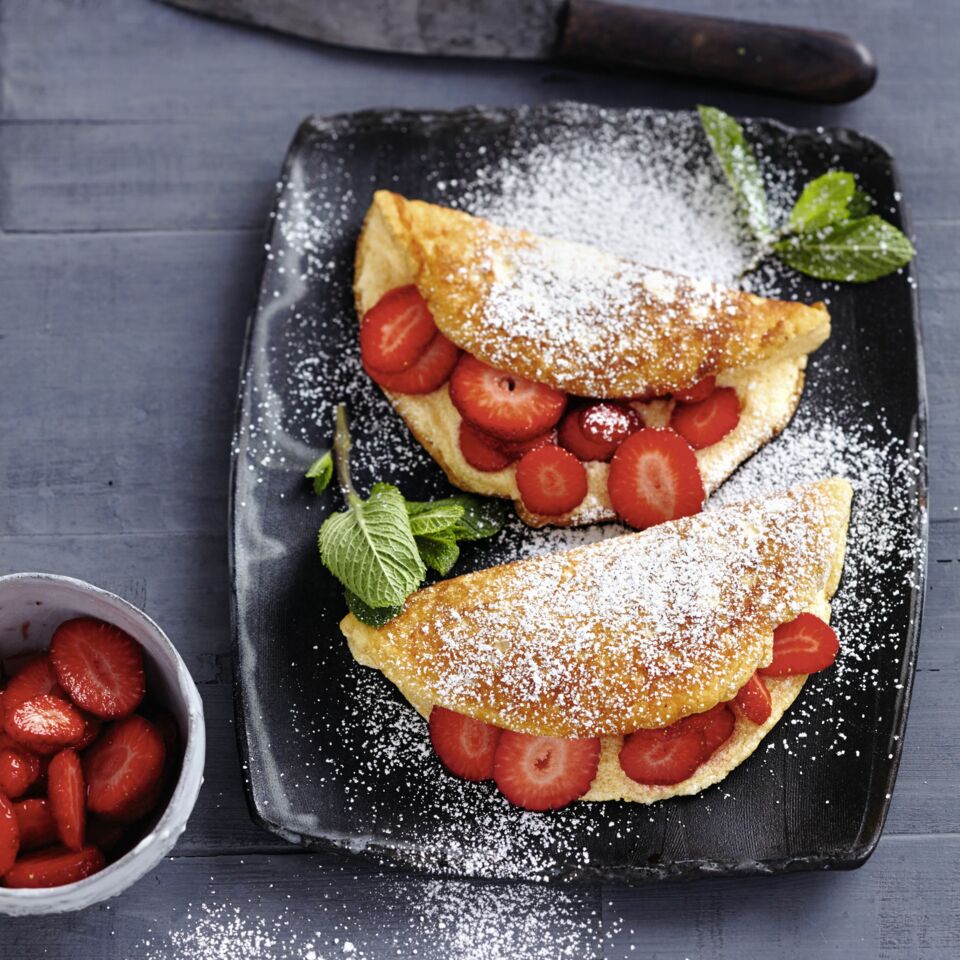 Schaumomelett mit Erdbeeren und Himbeersirup | Küchengötter