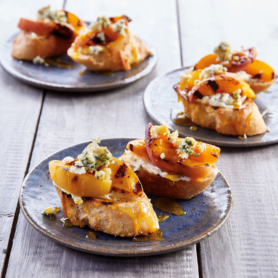 Pfirsich-Käse-Bruschetta mit Honig Rezept | Küchengötter Pfirsich-Käse-Bruschetta mit Honig Rezept | Küchengötter