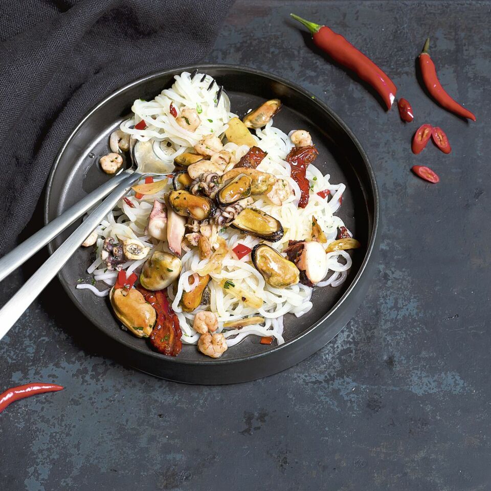 Konjaknudeln Aglio e olio mit Meeresfrüchten Rezept ...