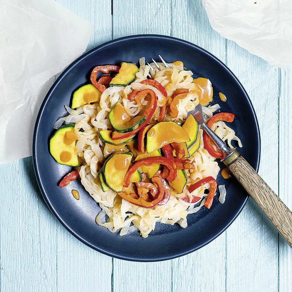 Gemüse-Konjak-Fettuccine mit Tofu-Saté Rezept | Küchengötter Gemüse-Konjak-Fettuccine mit Tofu-Saté Rezept | Küchengötter