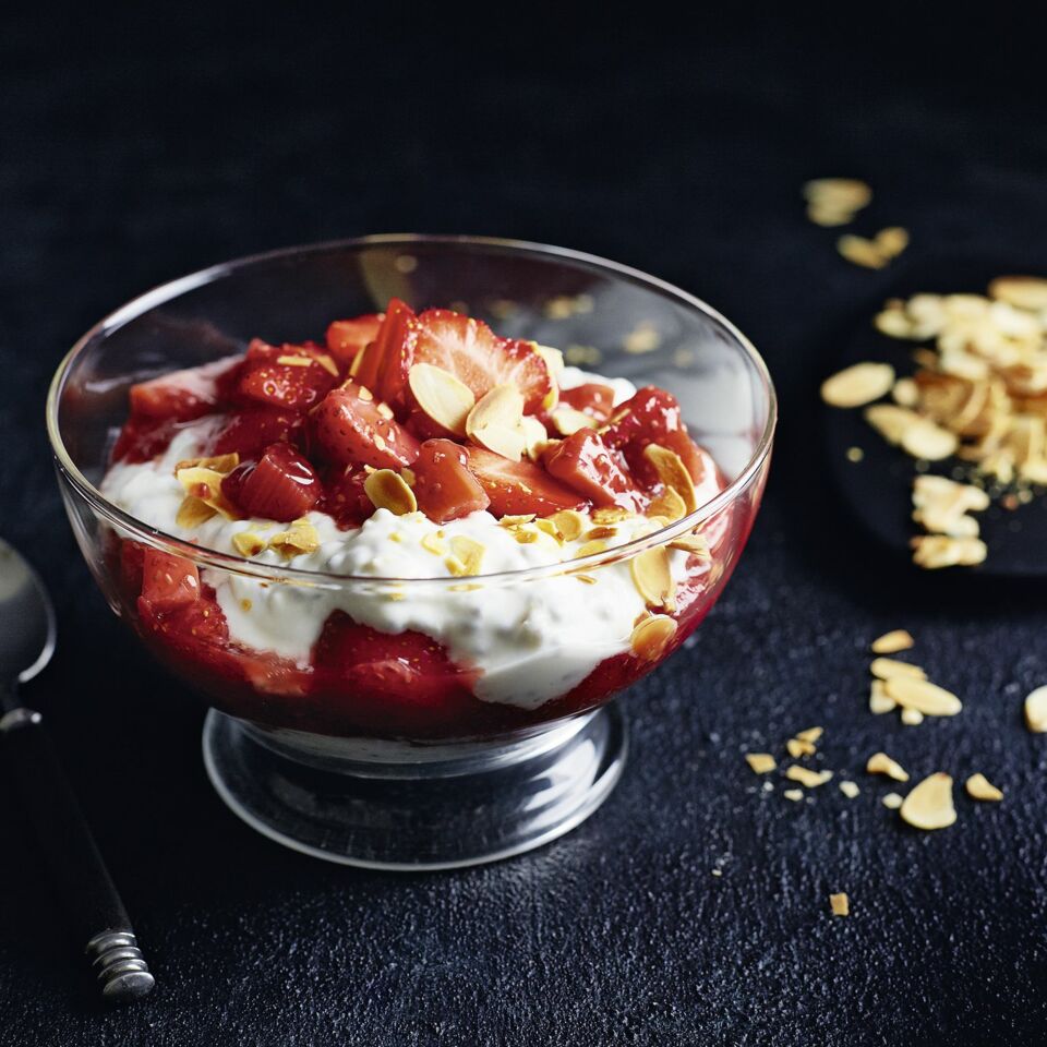 Chia-Joghurt mit Erdbeer-Rhabarber-Kompott Rezept | Küchengötter Chia-Joghurt mit Erdbeer-Rhabarber-Kompott Rezept | Küchengötter