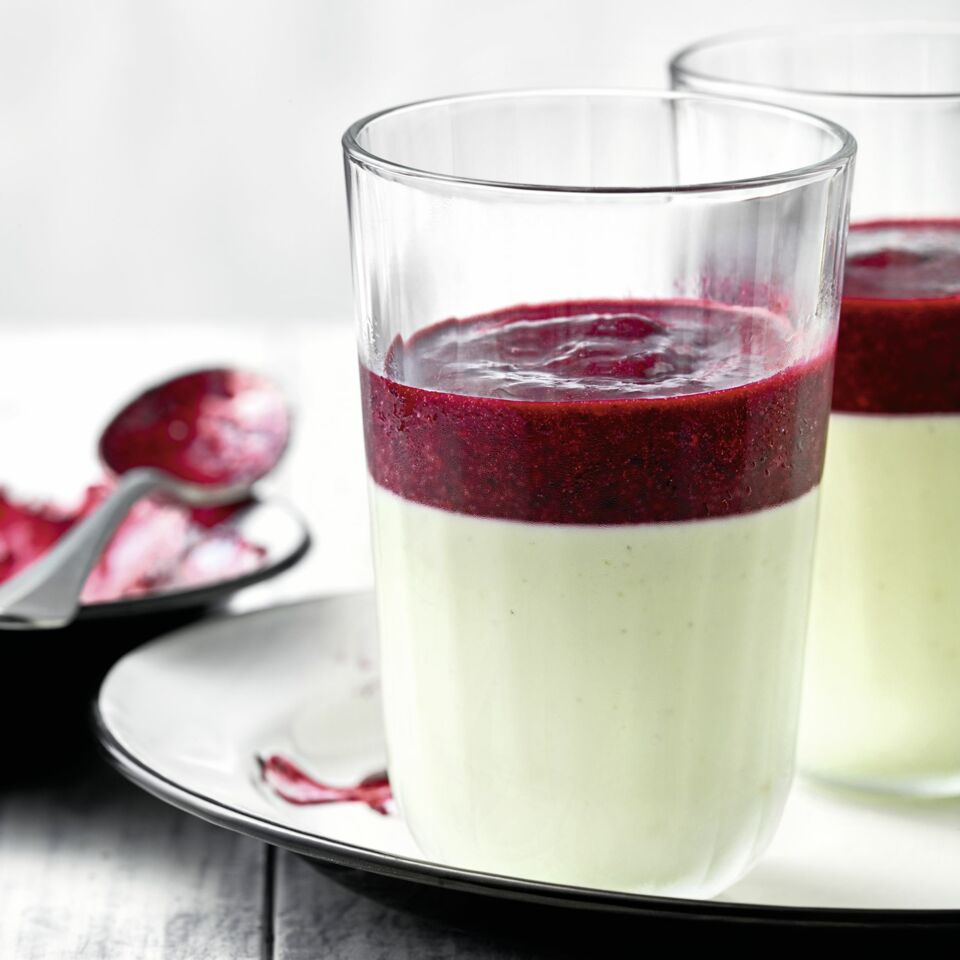 Joghurtmousse mit Beerenpüree I Rezept für den Thermomix | Küchengötter Joghurtmousse mit Beerenpüree I Rezept für den Thermomix | Küchengötter