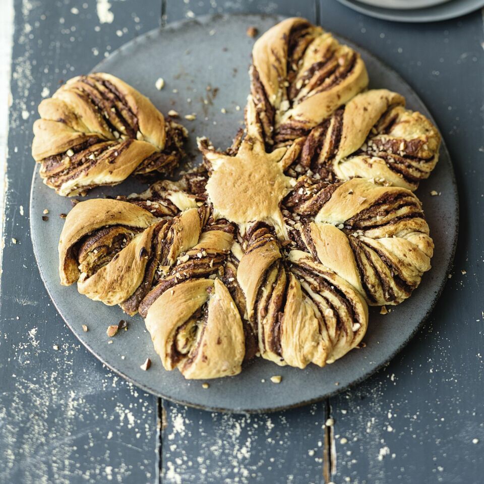 Nuss-Nougat-Blume I Zupfbrot Rezept | Küchengötter Nuss-Nougat-Blume I Zupfbrot Rezept | Küchengötter