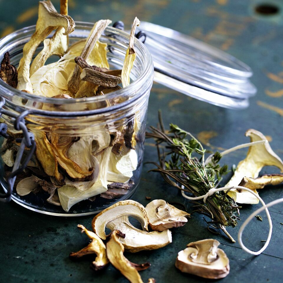 Getrocknete Pilze mit Kräutern