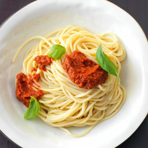 Spaghetti mit rotem Pesto