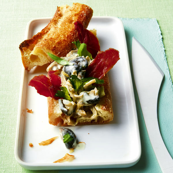 Gefülltes Baguette mit frischen Pilzen und Schinkenchips Rezept ... Gefülltes Baguette mit frischen Pilzen und Schinkenchips Rezept ...