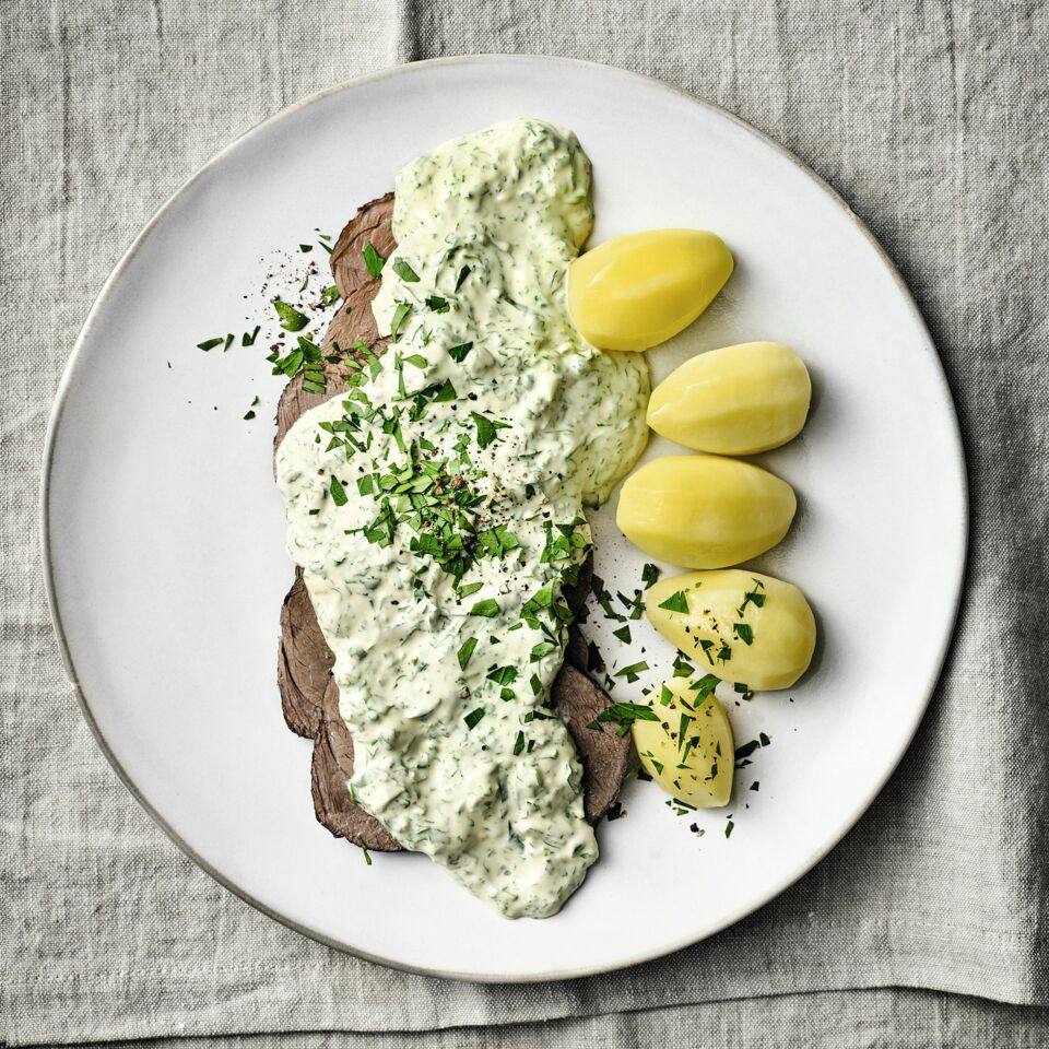 Schmorbraten mit Rotwild und Frankfurter Grüner Sauce Rezept | Küchengötter Schmorbraten mit Rotwild und Frankfurter Grüner Sauce Rezept | Küchengötter