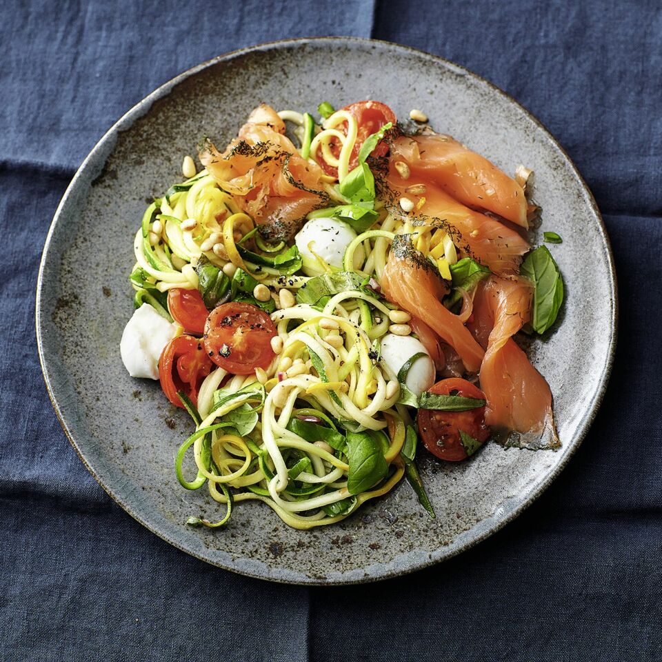 Zoodles-Salat mit Graved Lachs Rezept | Küchengötter Zoodles-Salat mit Graved Lachs Rezept | Küchengötter