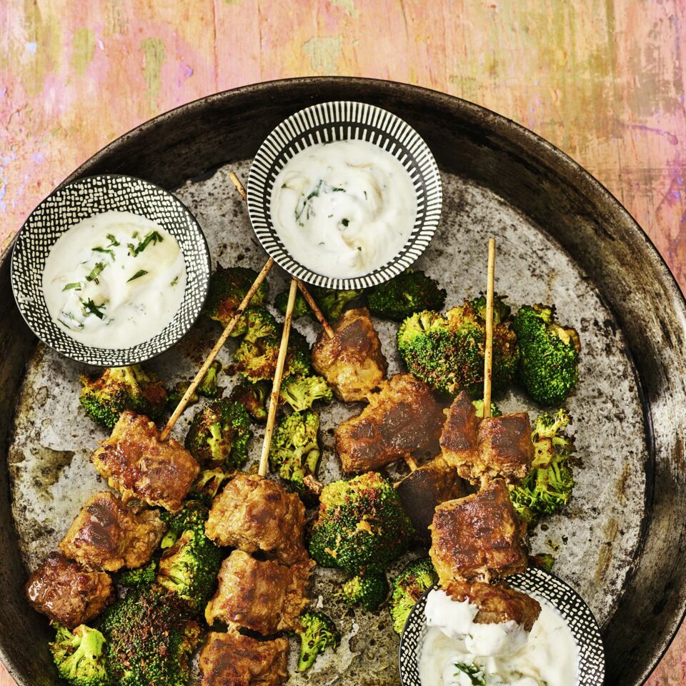 Lammkebab mit Brokkoli und Koriander-Tahin-Dip