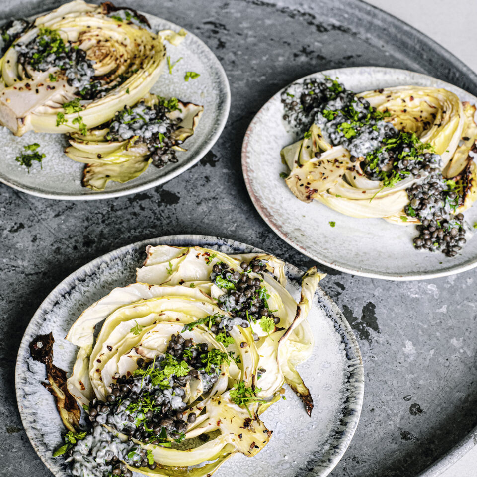 Gerösteter Weißkohl mit cremigen Belugalinsen Rezept | Küchengötter