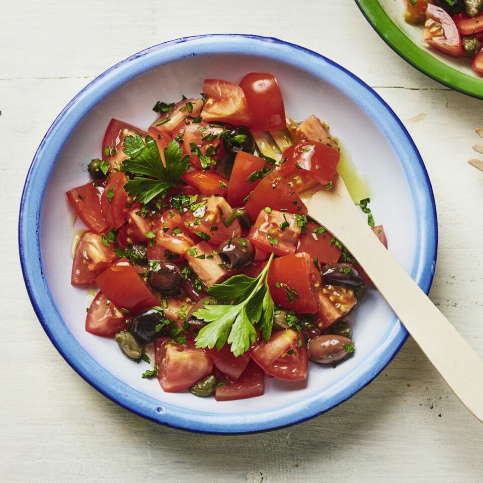 Tomatensalat mit Oliven und Kapern Rezept | Küchengötter
