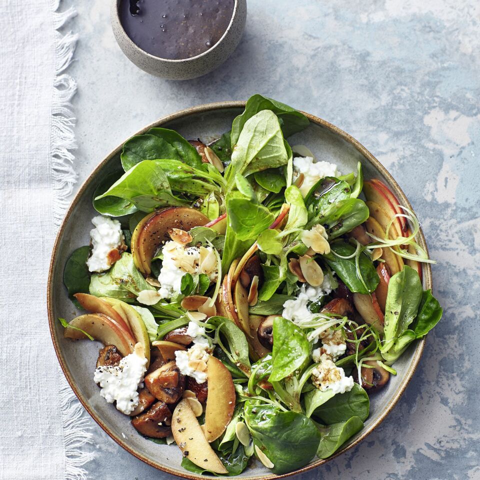 Fitness-Salat mit Hüttenkäse Rezept | Küchengötter Fitness-Salat mit Hüttenkäse Rezept | Küchengötter