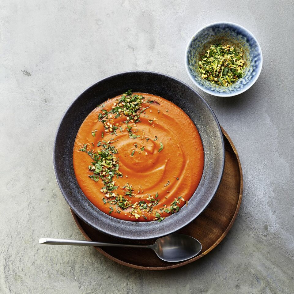 Paprika-Bohnen-Suppe mit Mandel-Gremolata