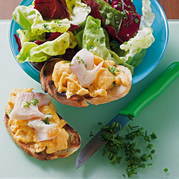 Räucherforellen-Rührei mit Schnittlauch Rezept | Küchengötter Räucherforellen-Rührei mit Schnittlauch Rezept | Küchengötter