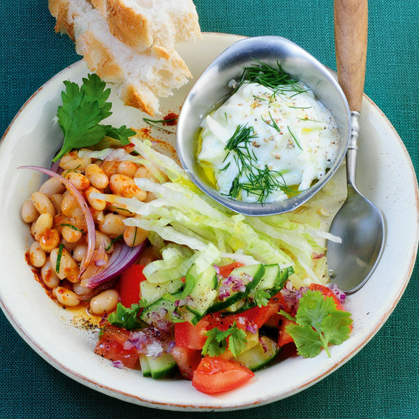 Türkische Salatplatte mit Cacik