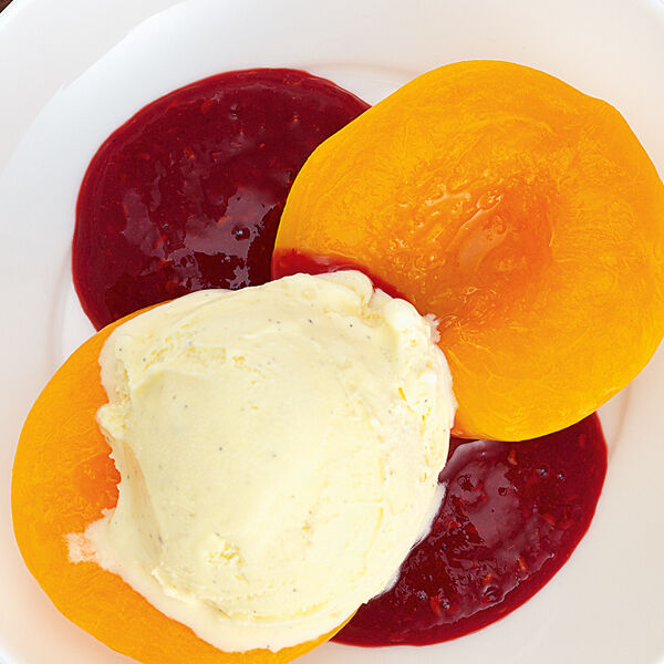 Pochierte Pfirsiche mit Himbeerpüree Rezept | Küchengötter Pochierte Pfirsiche mit Himbeerpüree Rezept | Küchengötter