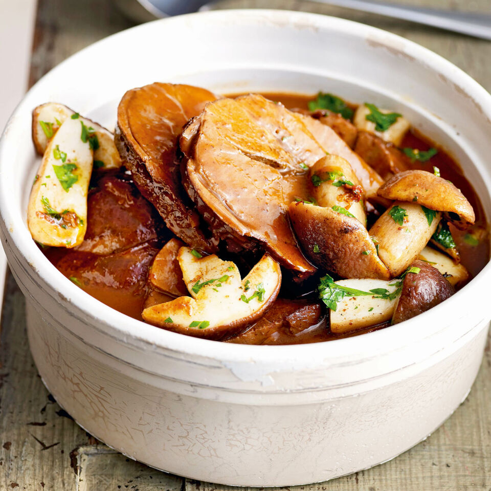 geschmorte rehkeule mit steinpilzen und hagebuttenmark rezept kuchengotter