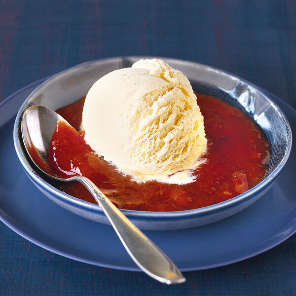 Vanilleeis mit Pflaumensauce Rezept | Küchengötter Vanilleeis mit Pflaumensauce Rezept | Küchengötter