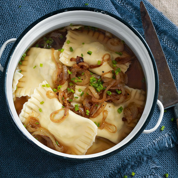Maultaschen mit geschmälzten Zwiebeln Rezept | Küchengötter Maultaschen mit geschmälzten Zwiebeln Rezept | Küchengötter