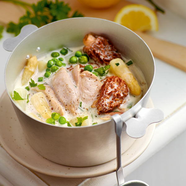 Hühnerfrikassee mit Spargel, Erbsen und Morcheln Rezept | Küchengötter Hühnerfrikassee mit Spargel, Erbsen und Morcheln Rezept | Küchengötter