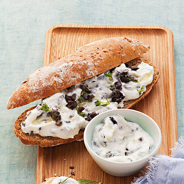 Kornspitz mit Fetacreme und Oliven Rezept | Küchengötter Kornspitz mit Fetacreme und Oliven Rezept | Küchengötter