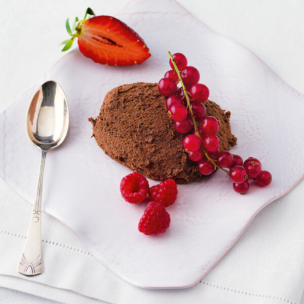 Mousse au chocolat garniert mit Beeren Rezept | Küchengötter