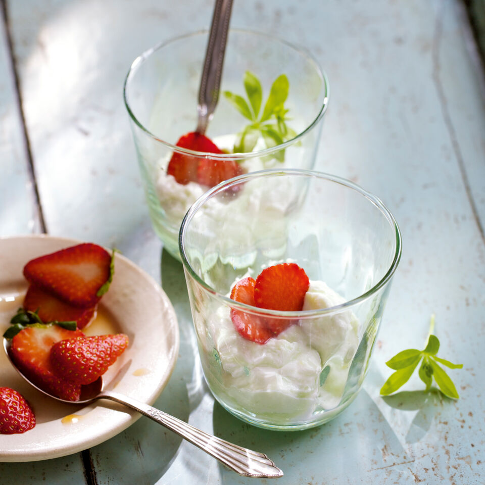 Waldmeistercreme mit marinierten Erdbeeren Rezept | Küchengötter Waldmeistercreme mit marinierten Erdbeeren Rezept | Küchengötter