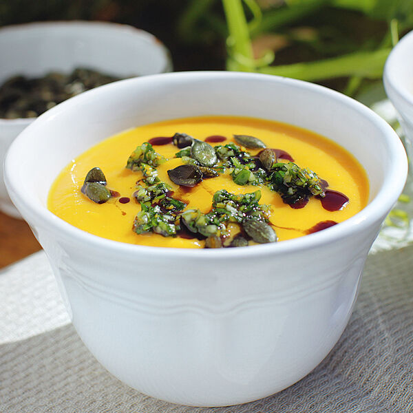 Kürbiscremesuppe mit Orangen-Feldsalat-Gremolata Rezept | Küchengötter Kürbiscremesuppe mit Orangen-Feldsalat-Gremolata Rezept | Küchengötter