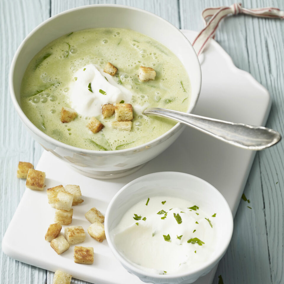 Bärlauchsuppe mit Petersiliensahne und Croûtons Rezept | Küchengötter