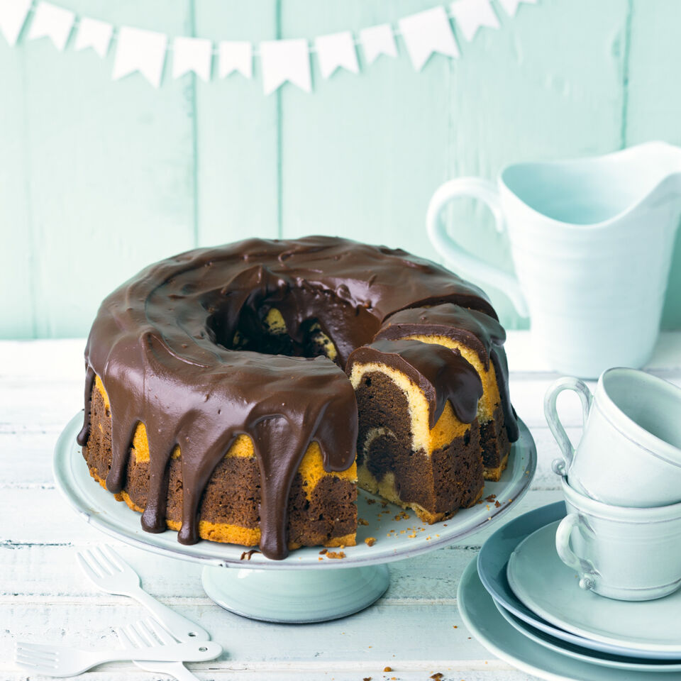 Marmorkuchen mit cremigem Schokoguss Rezept | Küchengötter Marmorkuchen mit cremigem Schokoguss Rezept | Küchengötter