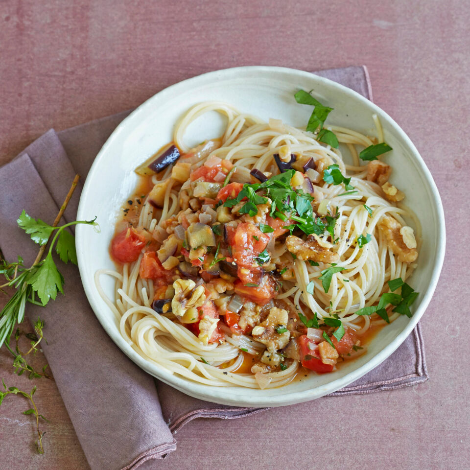 Kamut-Spaghetti mit Auberginen-Walnuss-Sugo