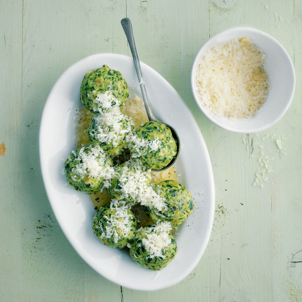 Spinatknödel mit Parmesan Rezept | Küchengötter Spinatknödel mit Parmesan Rezept | Küchengötter
