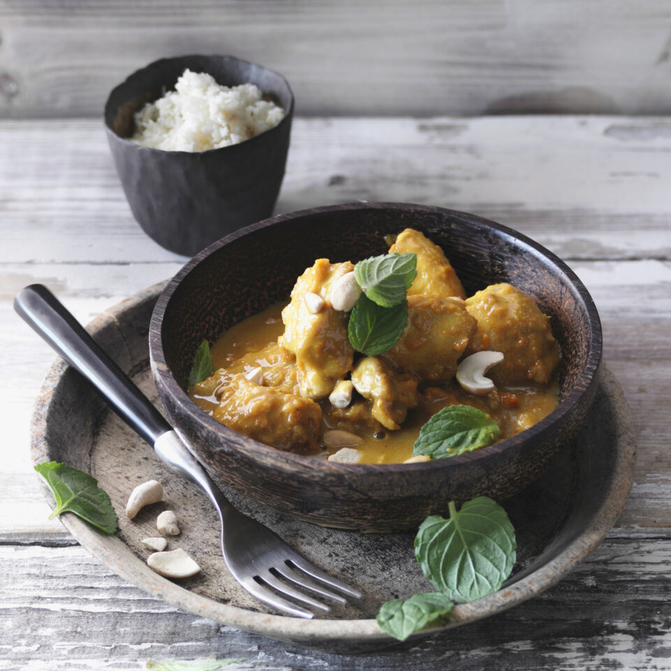 Cashew-Kokos-Curry mit Low-Carb-Blumenkohlreis