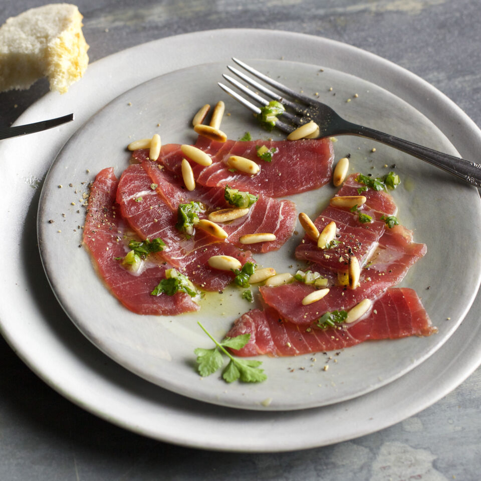 Schnelles Fisch-Carpaccio mit Pinienkernen Rezept | Küchengötter Schnelles Fisch-Carpaccio mit Pinienkernen Rezept | Küchengötter