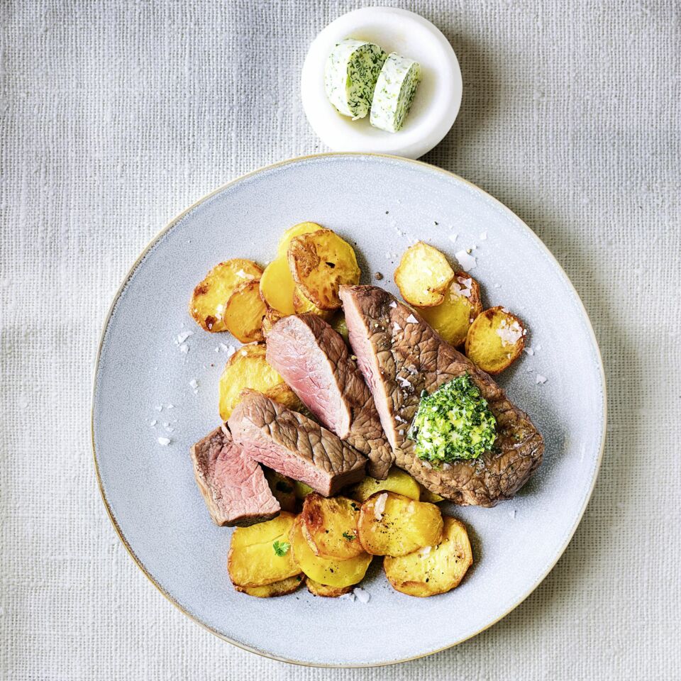 Rumpsteak mit Bratkartoffeln und Kräuterbutter Rezept | Küchengötter Rumpsteak mit Bratkartoffeln und Kräuterbutter Rezept | Küchengötter